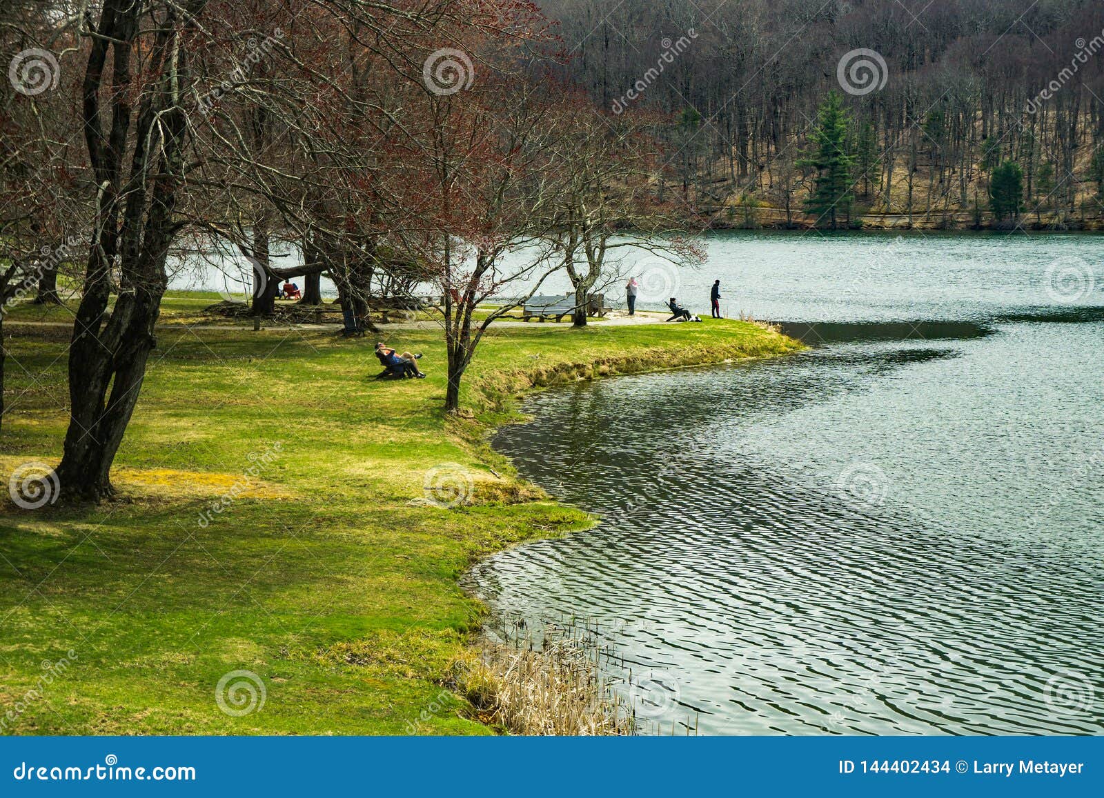 Besucher, die durch den Abbott See sitzen. Bedford County, VA-â€ „am 30. März: Besucher, die durch Abbott See an einem warmen Frühlingstag an den Spitzen des Otters, blauer Ridge Parkway, Bedford County, Virginia, USA am 30. März 2019 sitzen