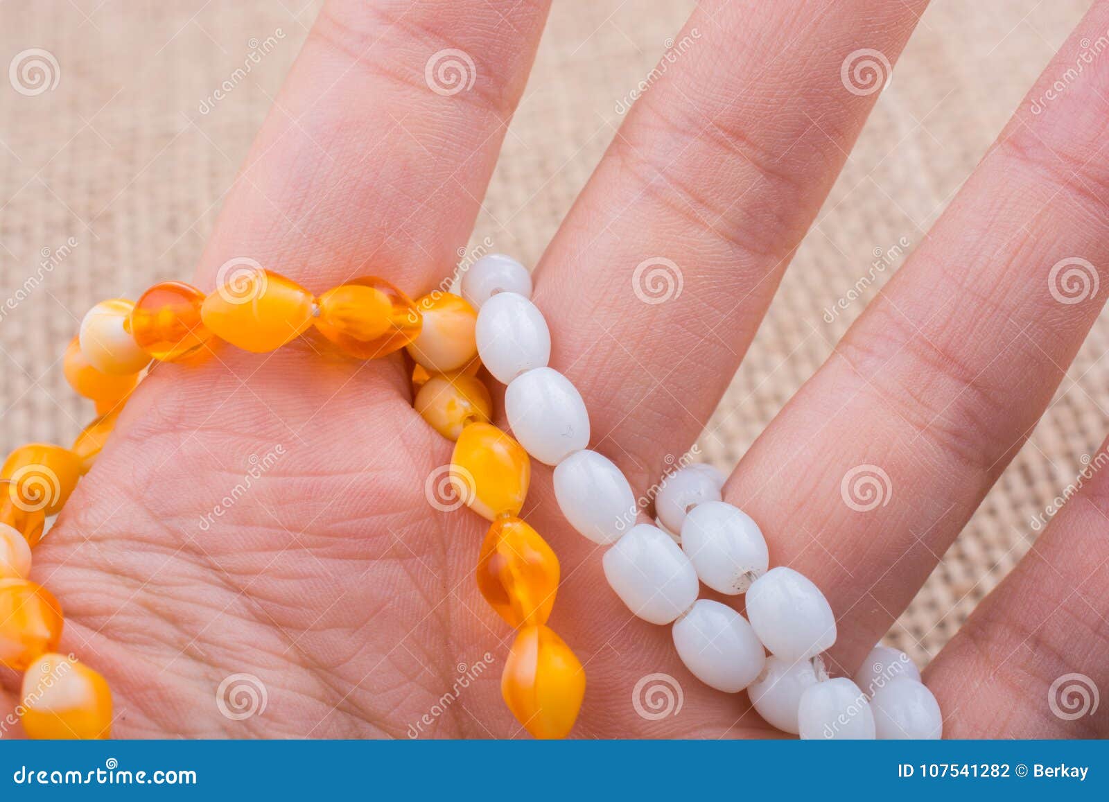 Betende Perlen Der Verschiedenen Farbe in Der Hand Stockfoto Bild von