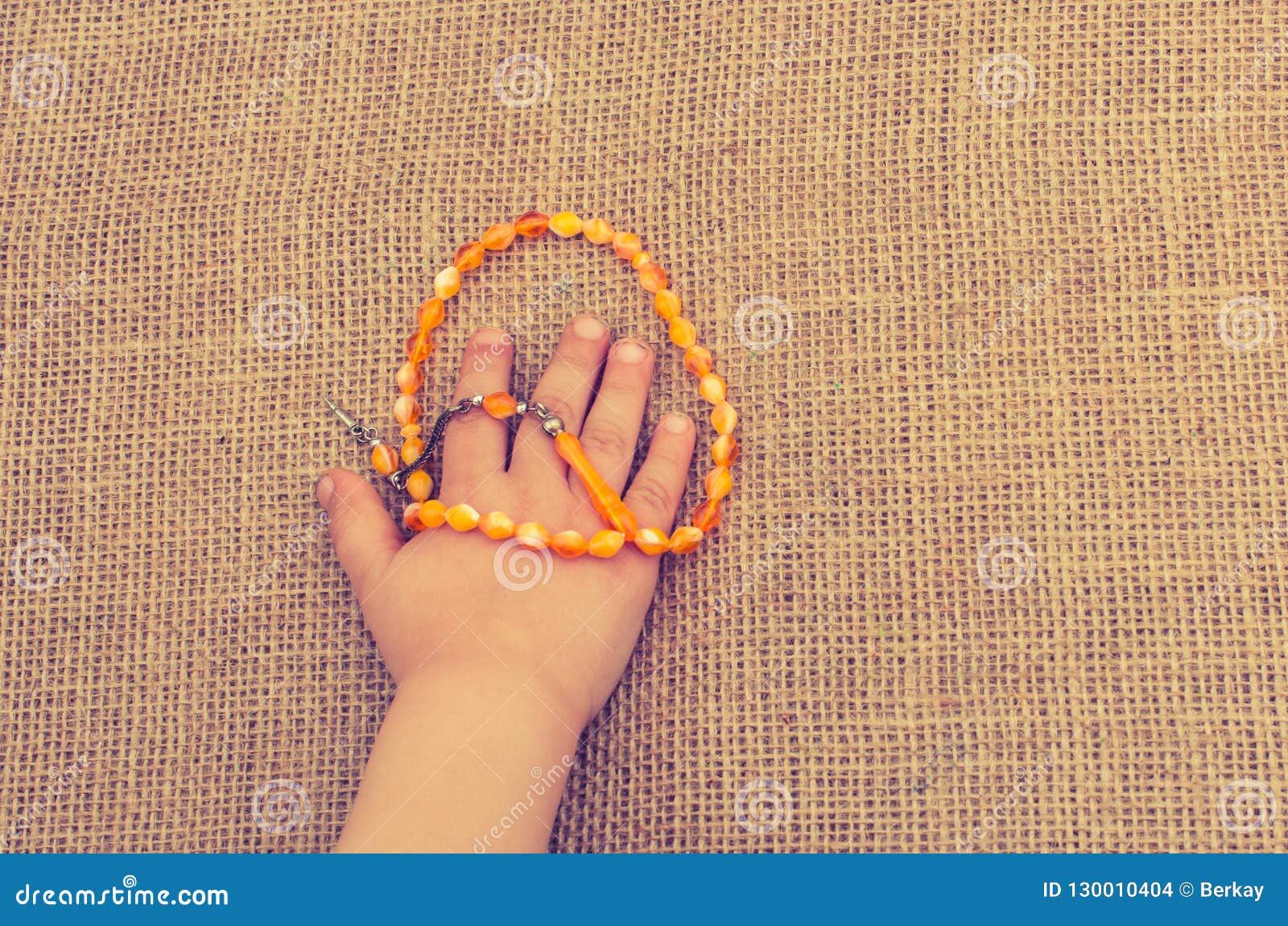 Betende Perlen Der Verschiedenen Farbe in Der Hand Stockfoto Bild von