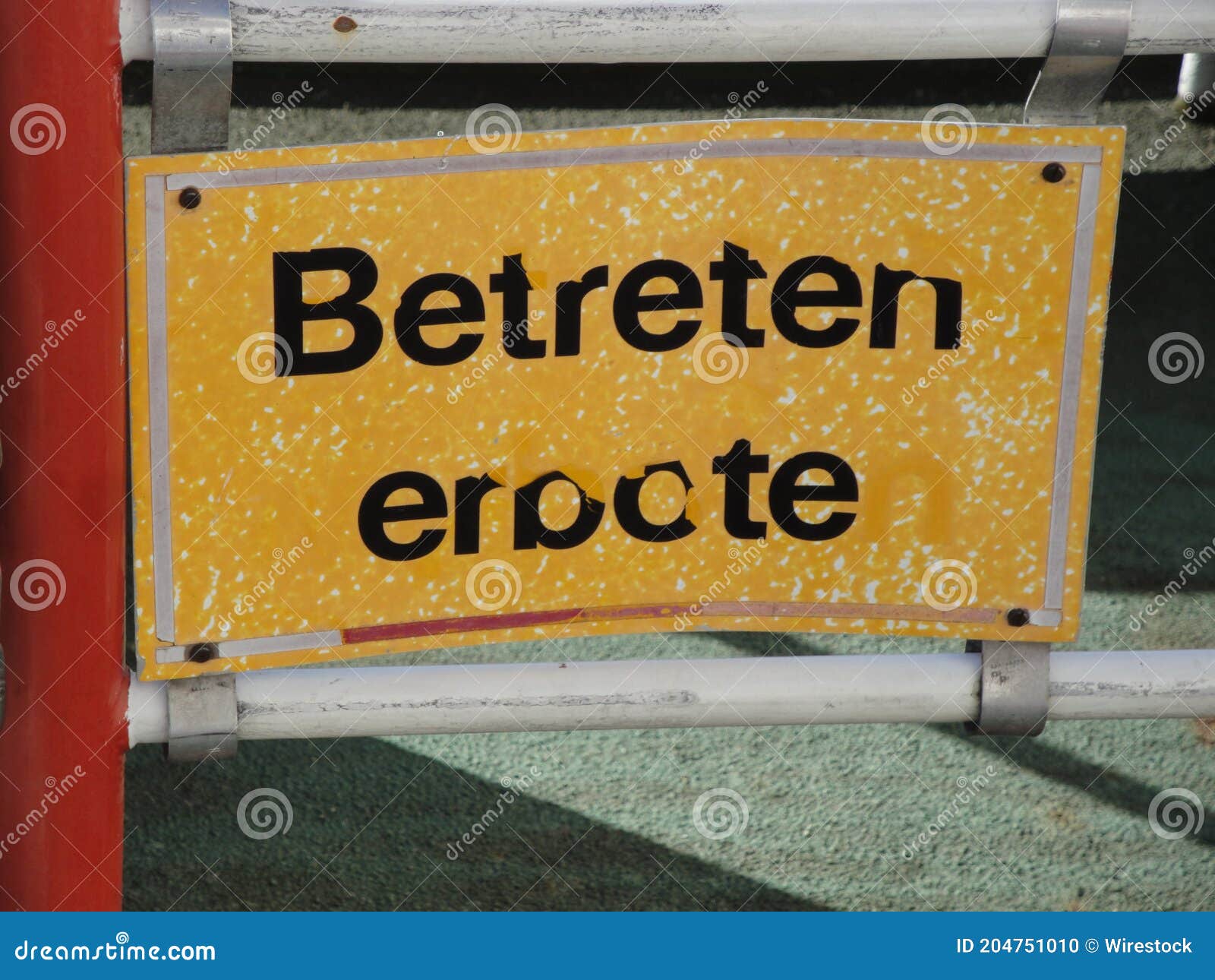 betreten verboten! / do not enter