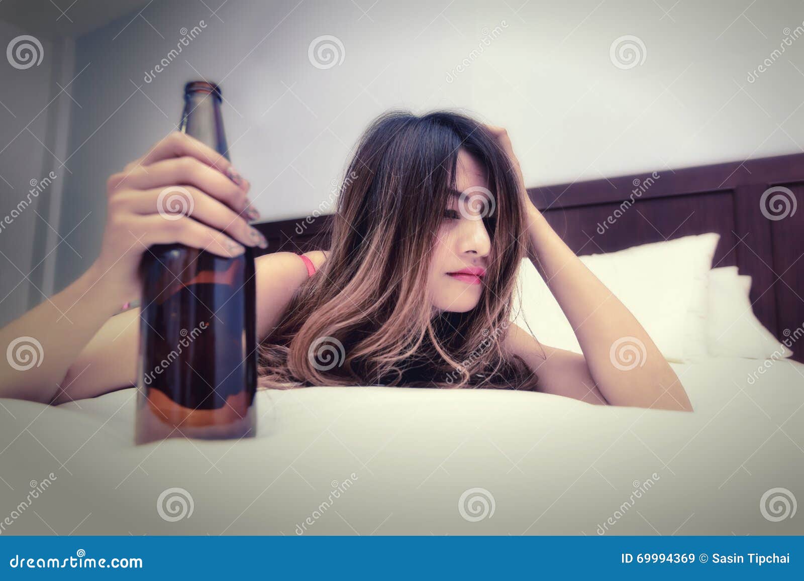 Betrunkene Frau Auf Dem Bett Mit Flasche Stockbild - Bild von schön ...
