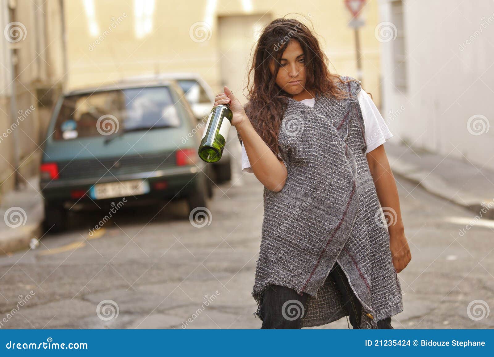 Betrunkene Frau, Die in Straße Geht Stockfoto - Bild von getränk ...