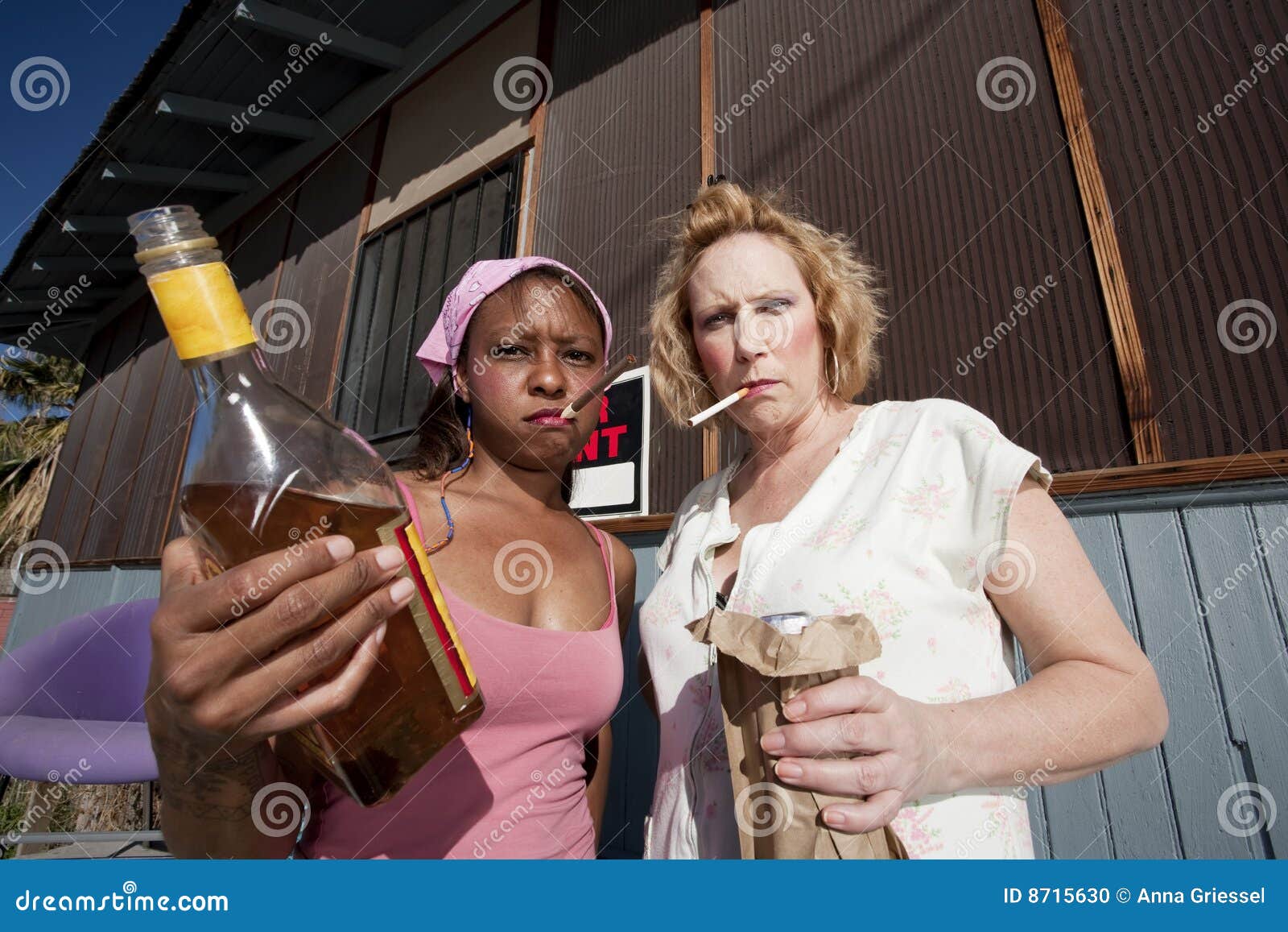 Betrunkene Frauen stockfoto. Bild von freund, kamerad - 8715630