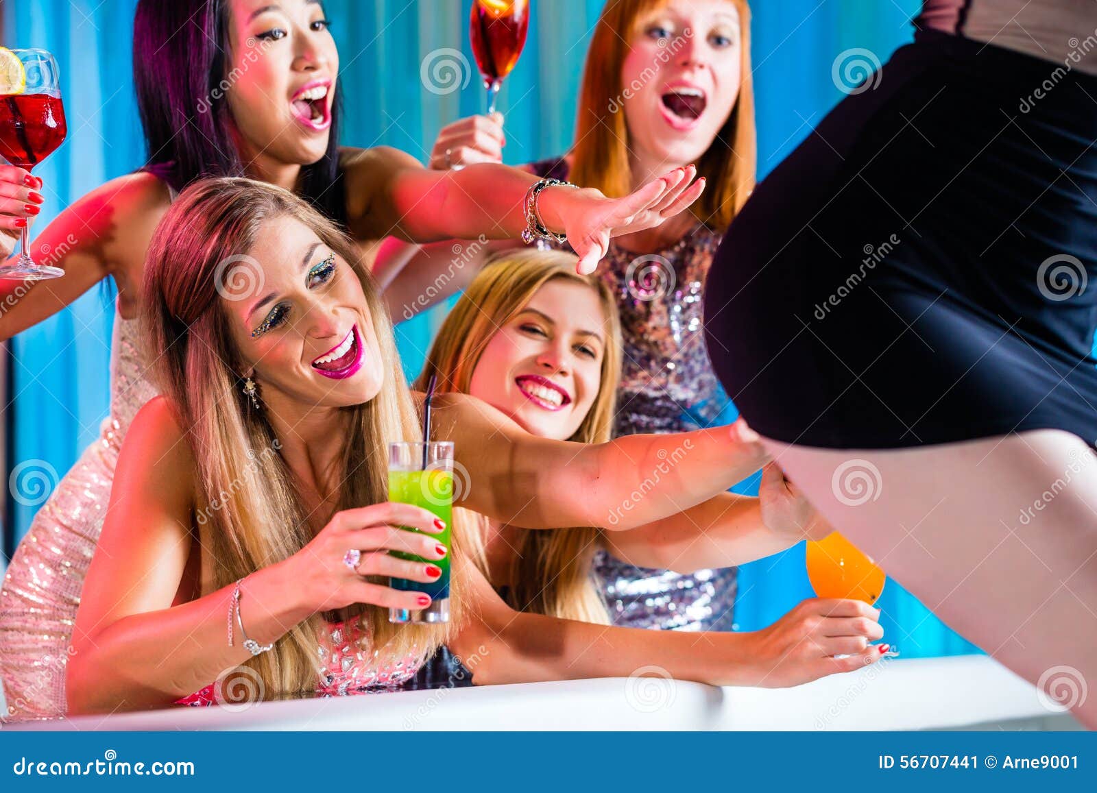 betrunken jugendliche tun striptease auf party