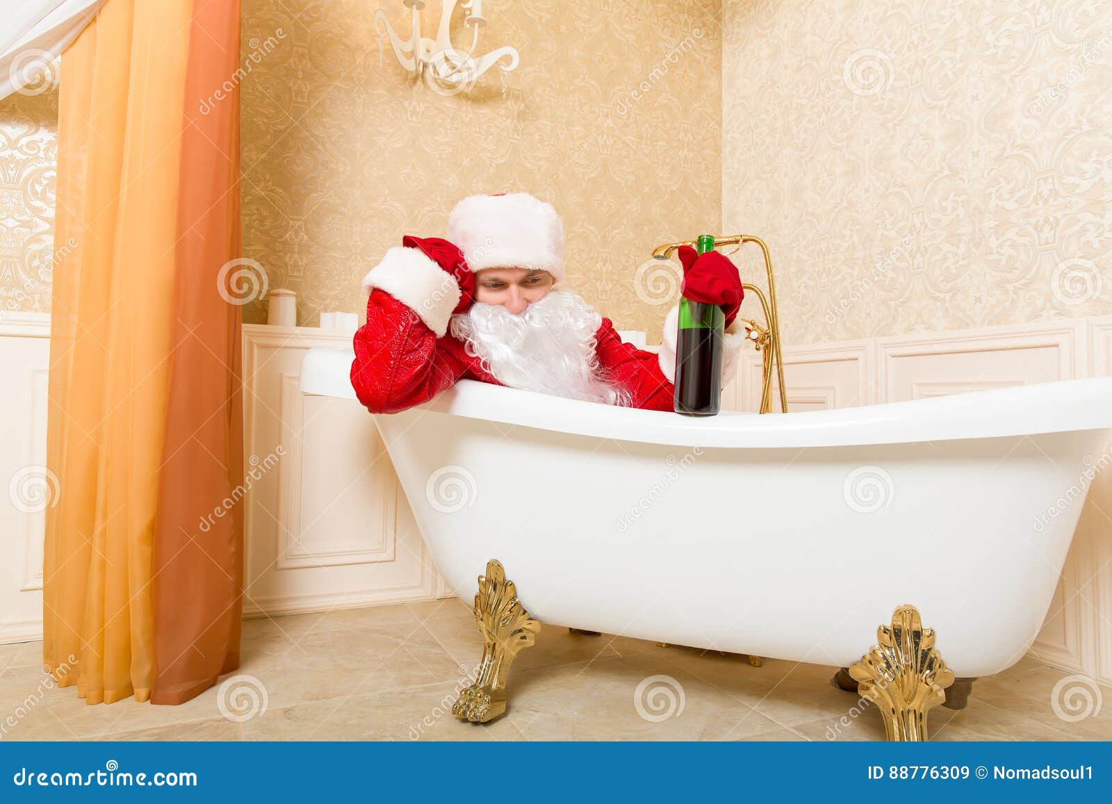 Betrunkene Santa Claus Mit Flasche Schlafend In Einem Bad Stockbild Bild Von Vorabend 