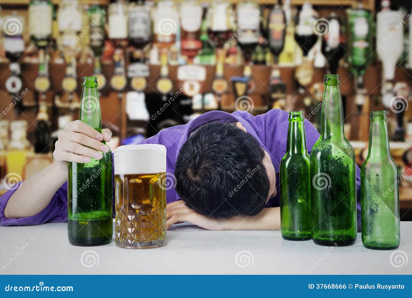 Betrunkener Mann mit Bier stockfoto. Bild