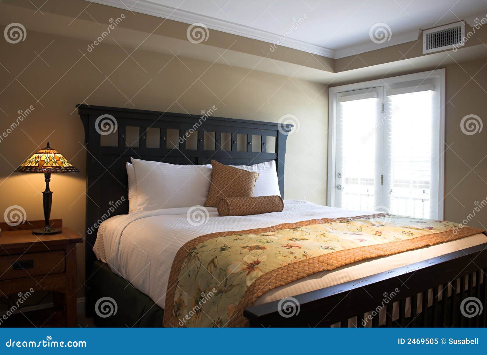 Bett Mit Tabelle Und Lampe Stockbild Bild Von Bequem