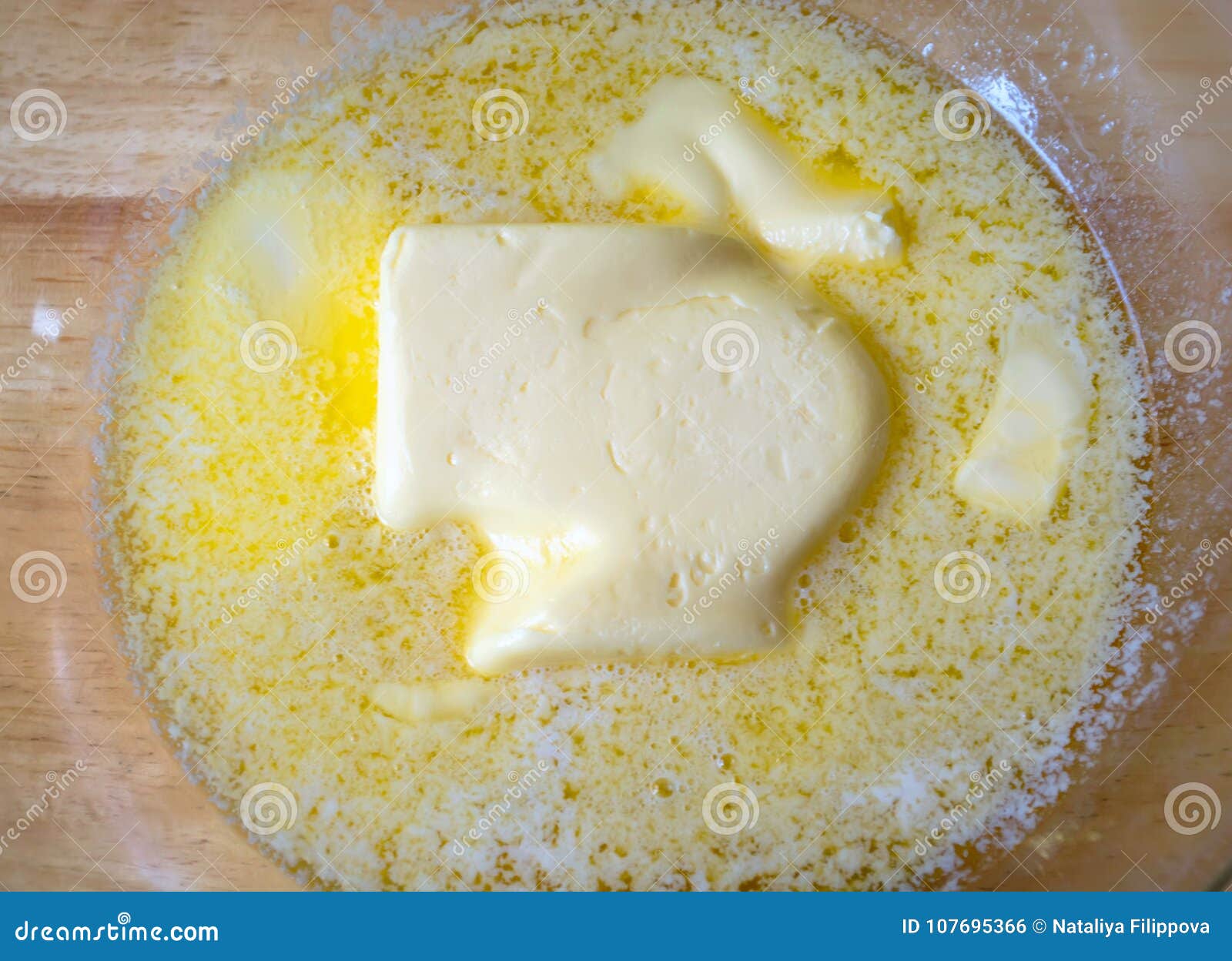 Beurre Fondu Dans Une Cuvette Photo stock Image du cuvette