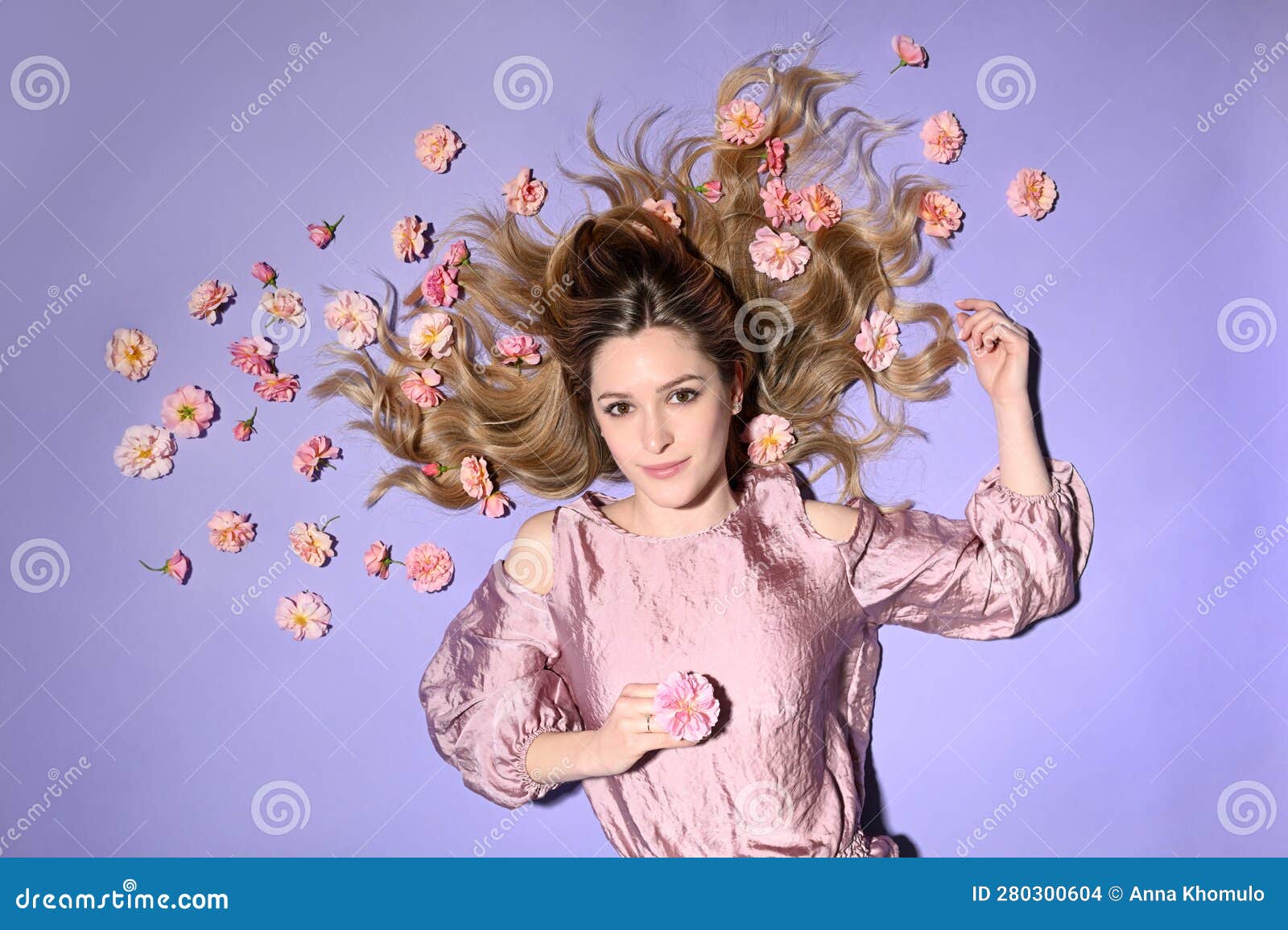 beutiful blond woman with pink roses