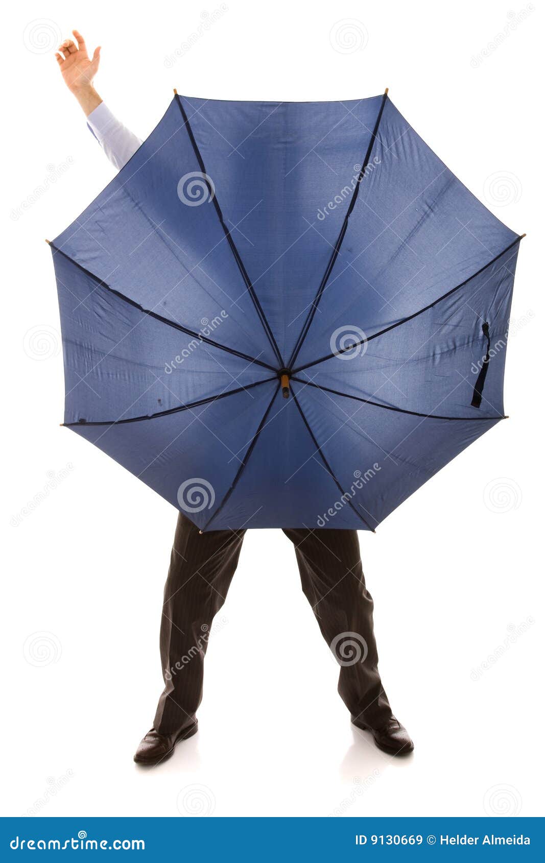 Bewind κρύβοντας ομπρέλα. πίσω από τον μπλε επιχειρηματία που κρύβει το απομονωμένο λευκό ομπρελών