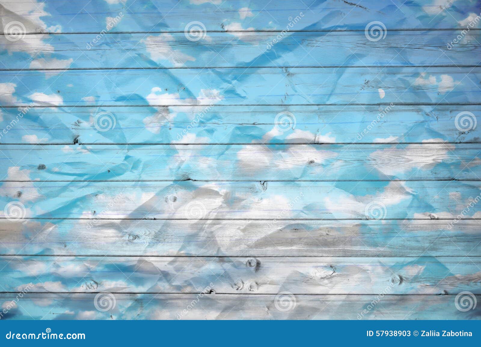 Bewölkter blauer Himmel. Blauer Sommerhimmel wird mit Wolken bedeckt