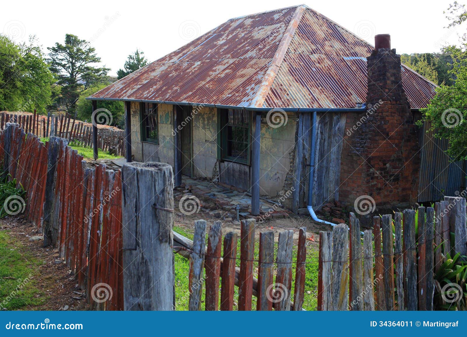 old cottage weathered in former australian gold mining town