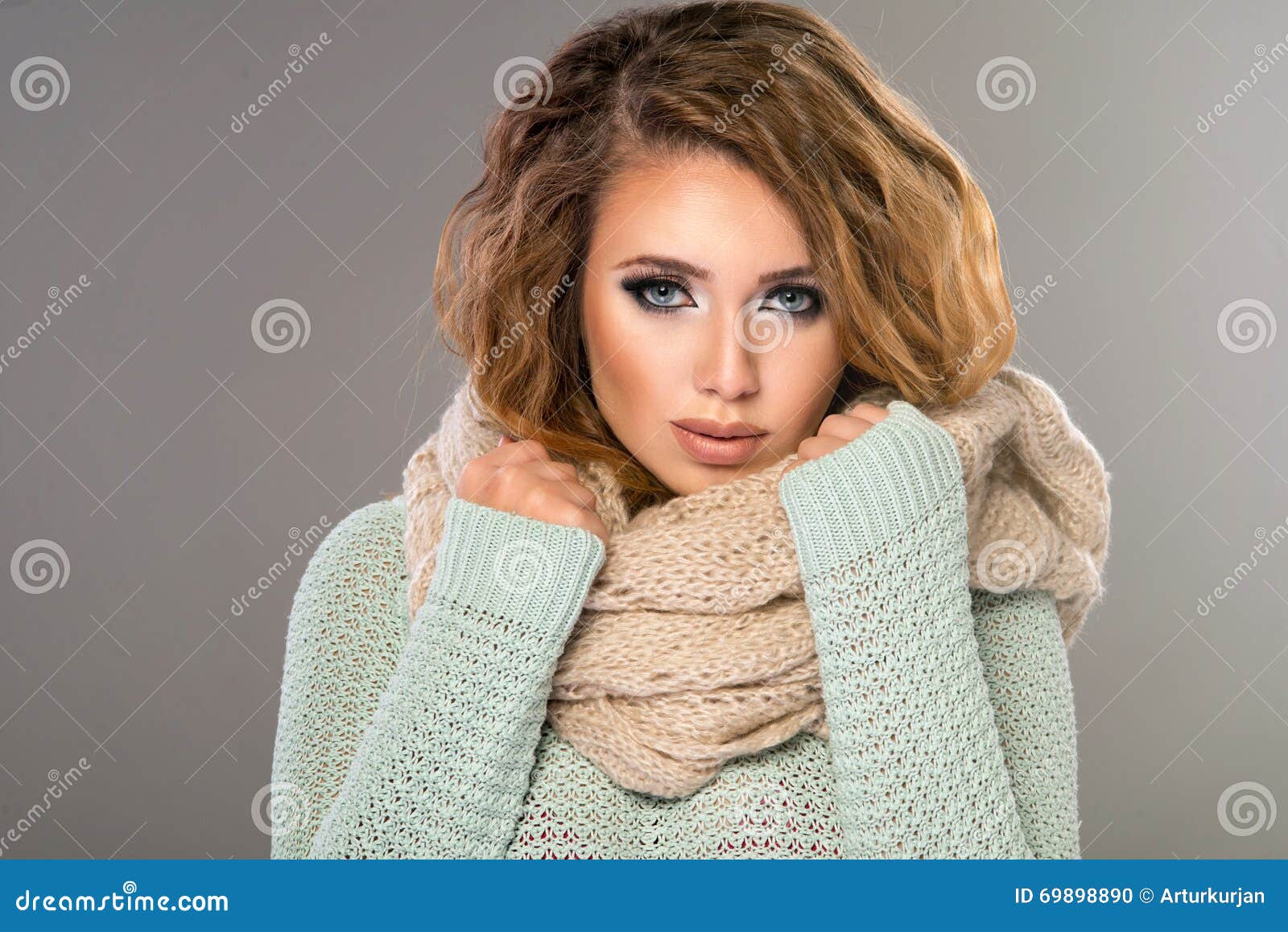 Bezaubernde Curvy Blonde Frau Stockfoto Bild von attraktiv, schönheit