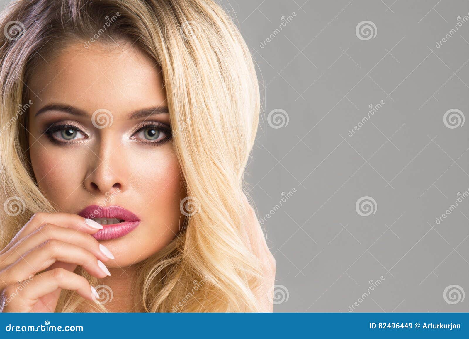 Bezaubernde Curvy Blonde Frau Stockbild Bild von haar, nett 82496449