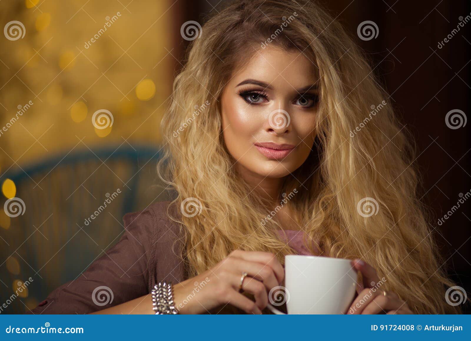 Bezaubernde Curvy Blonde Frau Stockfoto Bild von konzept, glücklich