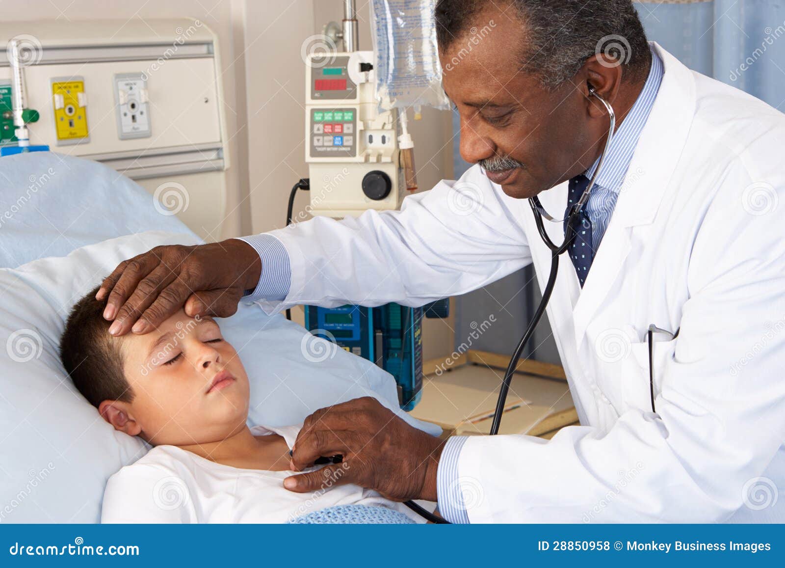 Bezirk Doktor-Examining Child Patient On zuhause