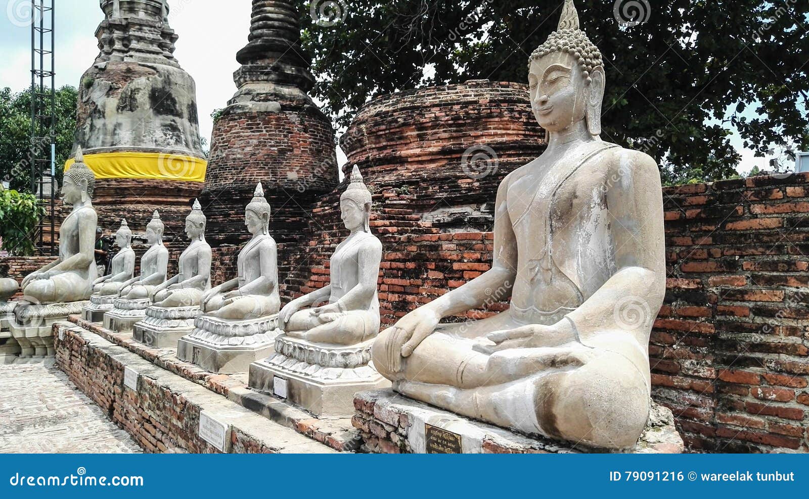 Bhuda-sclupture, das für sitzt, beten. Das stupa vor es haben und bhuda sclupture, das für sitzt, Ayutthaya, Thailand 2016 zu beten