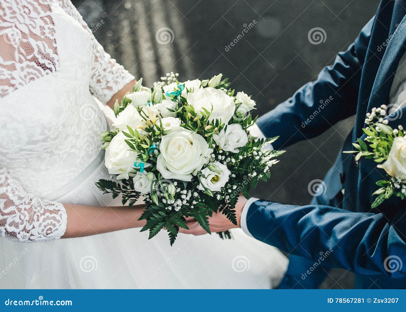 Białych Róż Bukiet W Rękach Państwo Młodzi Wizerunek Dla ślubnych Blogów,  Powitania Zaproszenia Karty Obraz Stock - Obraz złożonej z dekoracje, ślub:  78567281
