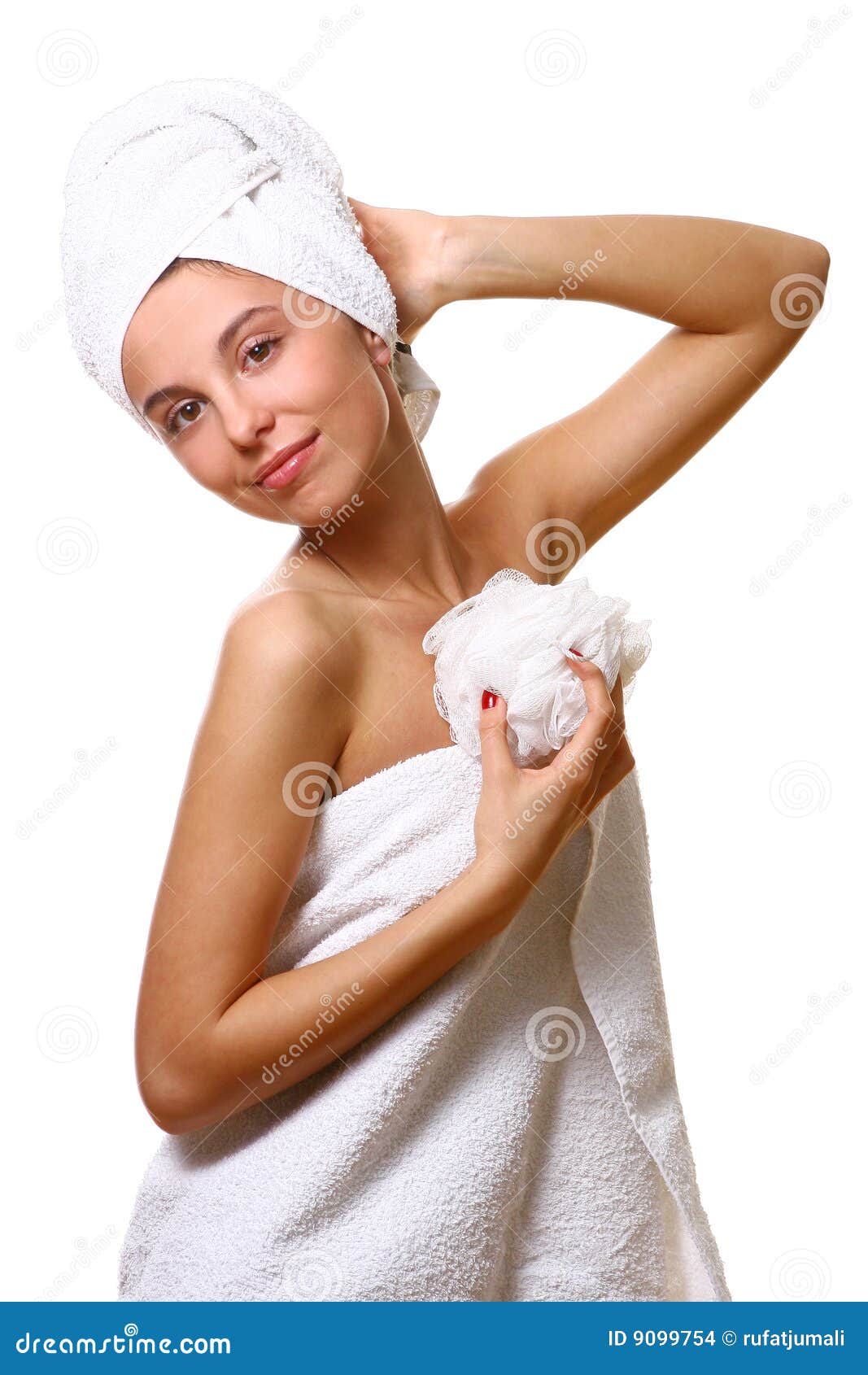 Девочка в полотенце. Девушка в полотенце. Девушка в полотенце на белом фоне. Стройная девушка в полотенце. Девушка с мочалкой.