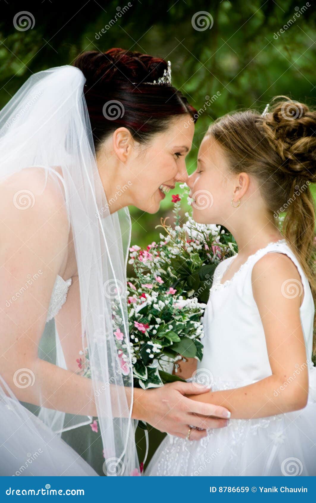 Bianco della sposa. Sposa il suo bianco di posizione di cerimonia nuziale di velare