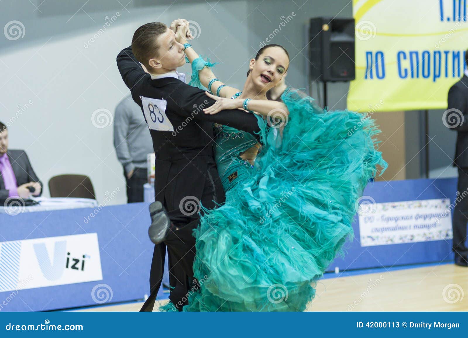 Białoruś, Luty, 22: Niezidentyfikowana taniec para Wykonuje Youth-2 Standardowego Europejskiego program na Minsk WDSF mistrzostwie 2014 na Luty, 22, 2014, w Minsk, republika Białoruś