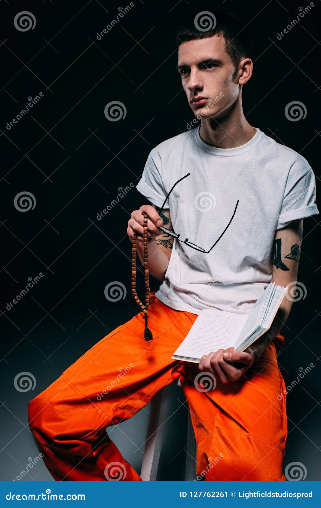 Biblia Pensativa De La Tenencia Del Preso Masculino Imagen de archivo -  Imagen de anaranjado, fondo: 127762261