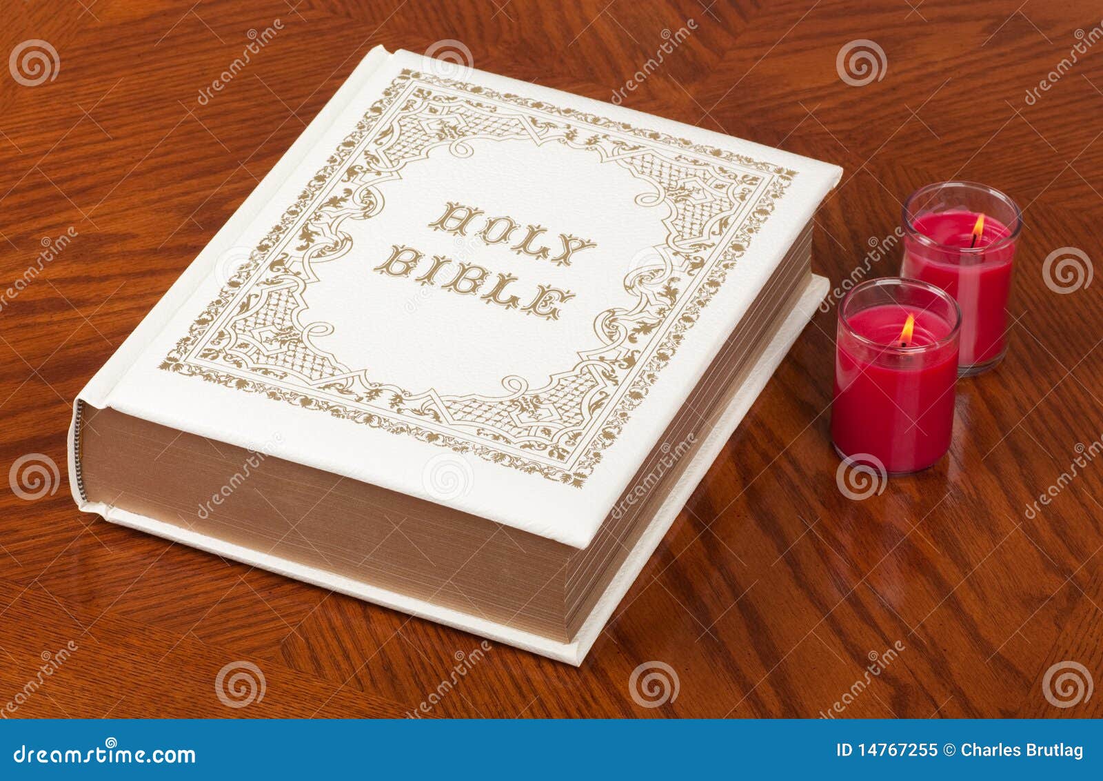 Biblia santa en un vector de madera con dos velas