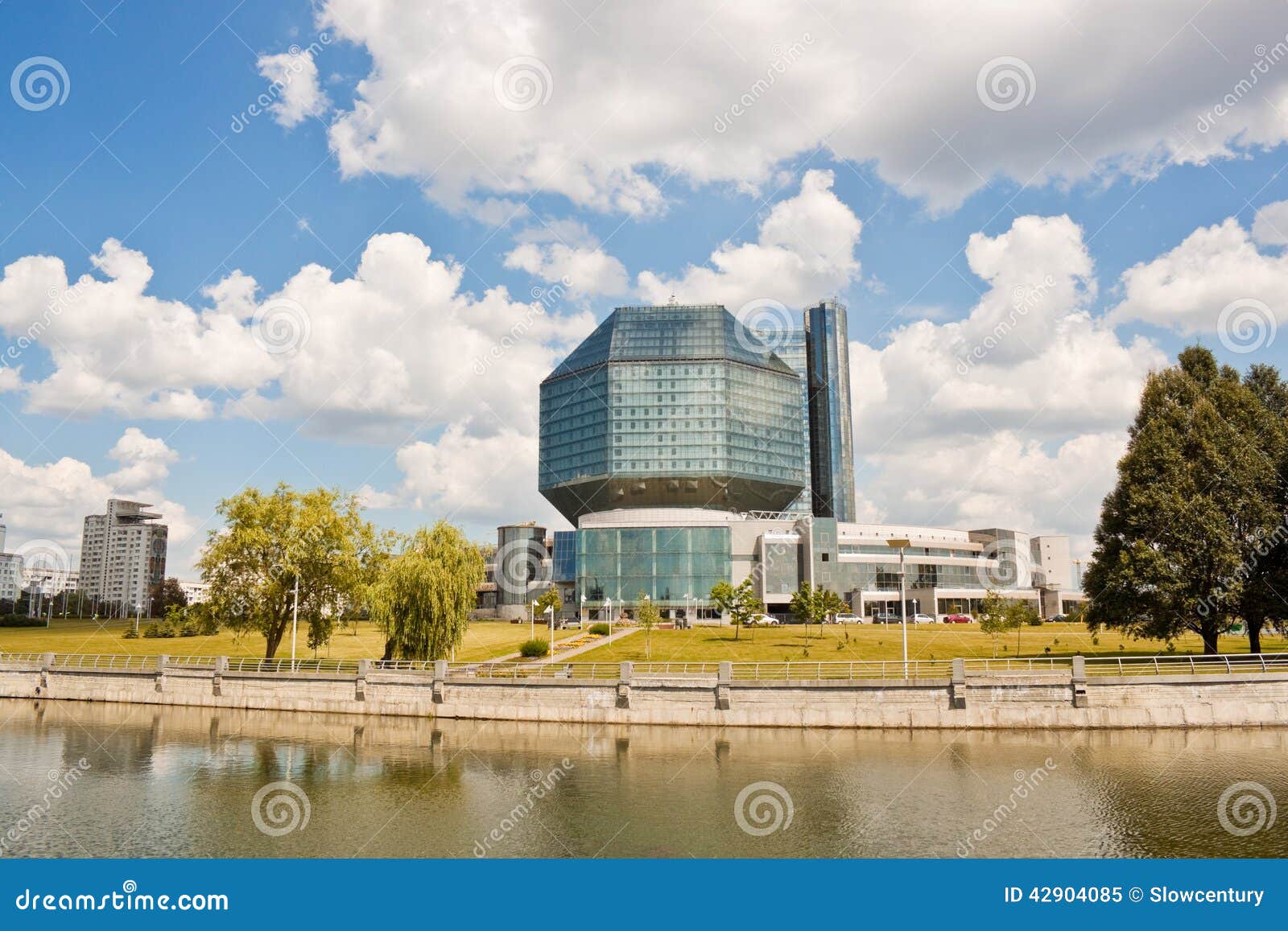 Biblioteca nacional de Bielorrusia en Minsk. Minsk, Bielorrusia - 22 de julio de 2014: Una vista del edificio moderno de la biblioteca nacional de Bielorrusia