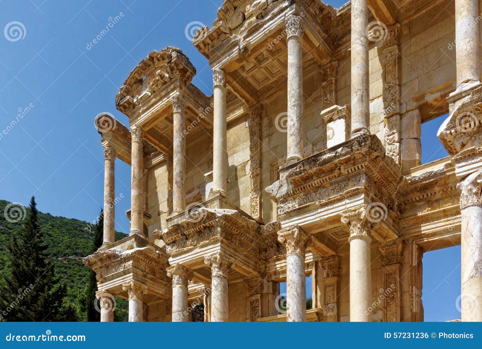 Bibliotheek van Celsus in Ephesus. FaÃ§ade van de bibliotheek van Celsus in de ruïnes van de oude Griekse stad van Ephesus, in huidig Turkije en van Grieks-Romeinse oorsprong