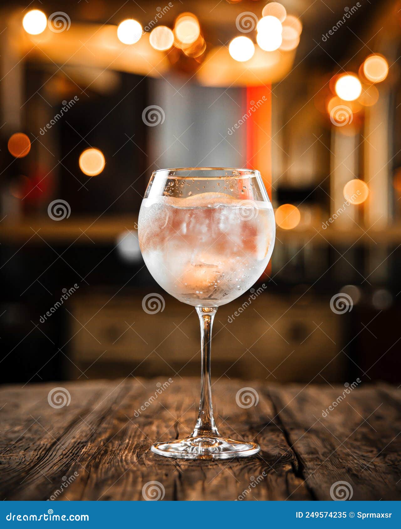 Bicchiere Di Cocktail Di Alcole Di Gin Tonic Fresco Immagine Stock -  Immagine di alcool, ristorante: 249574235