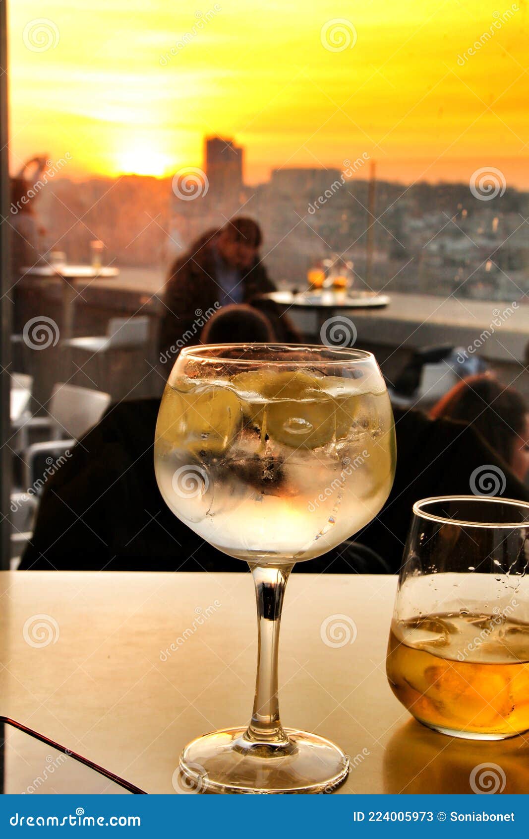 Bicchieri Di Gin Tonic Sul Tavolo in Spagna Al Tramonto Immagine Stock -  Immagine di lifestyle, fresco: 224005973