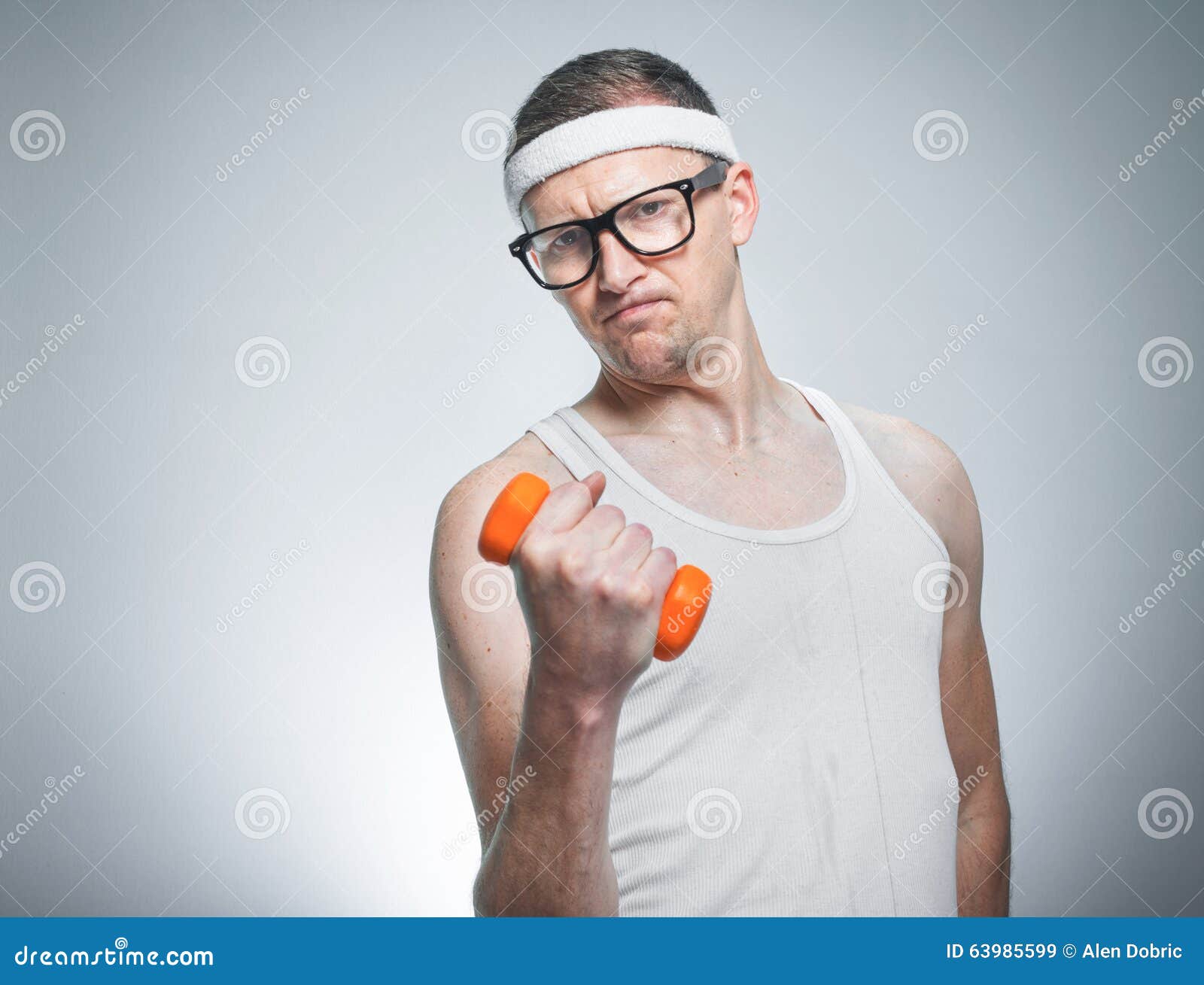 Biceps De Levage D'homme Faible Drôle Image stock - Image du