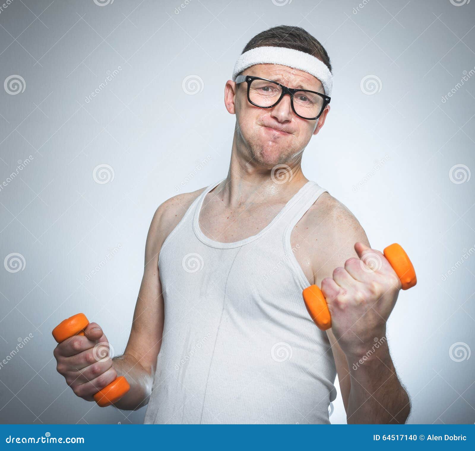 Biceps De Levage D'homme Faible Drôle Image stock - Image du