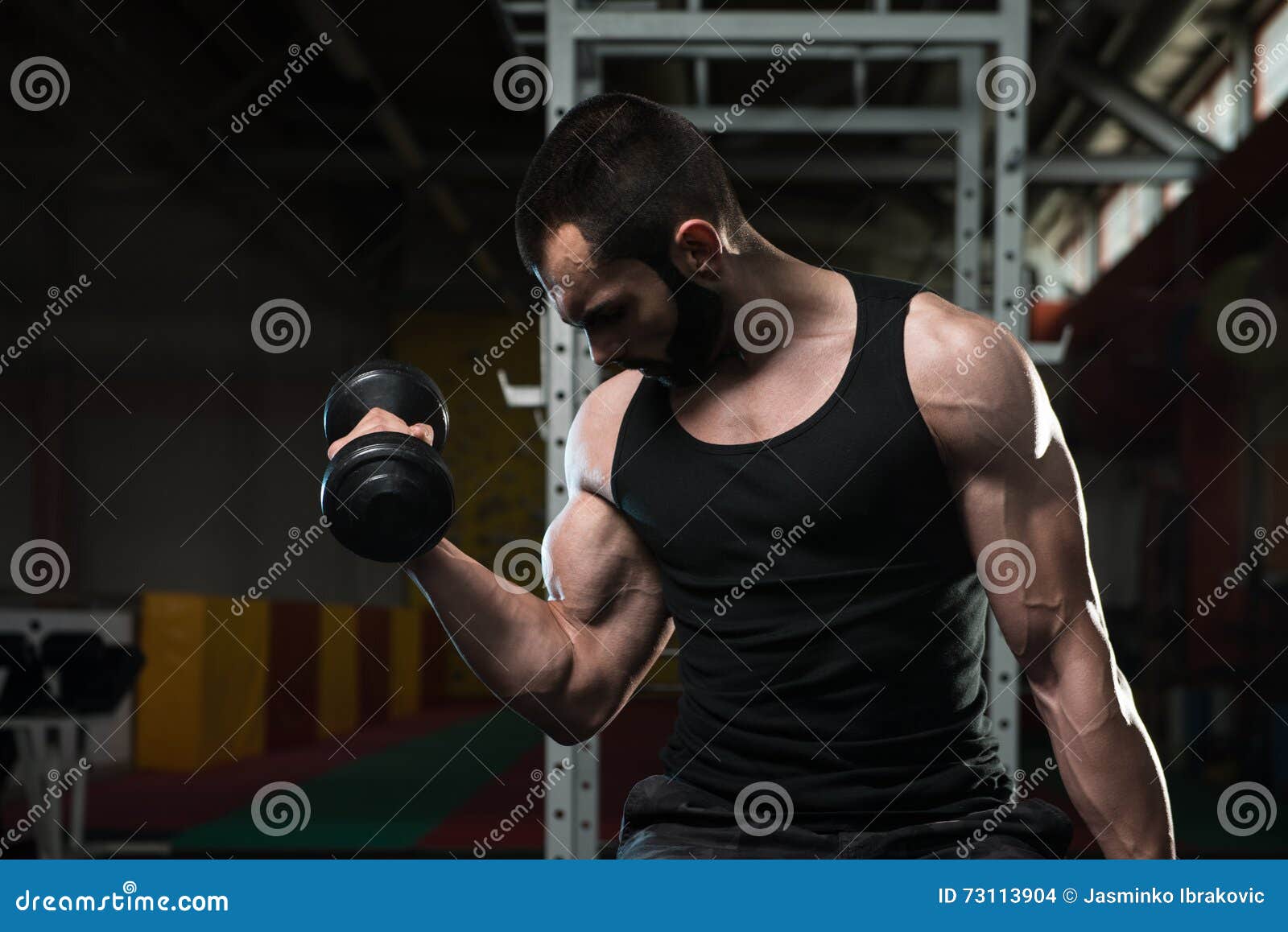 Bicepsenoefening in Een Gymnastiek Stock Foto Image of buik