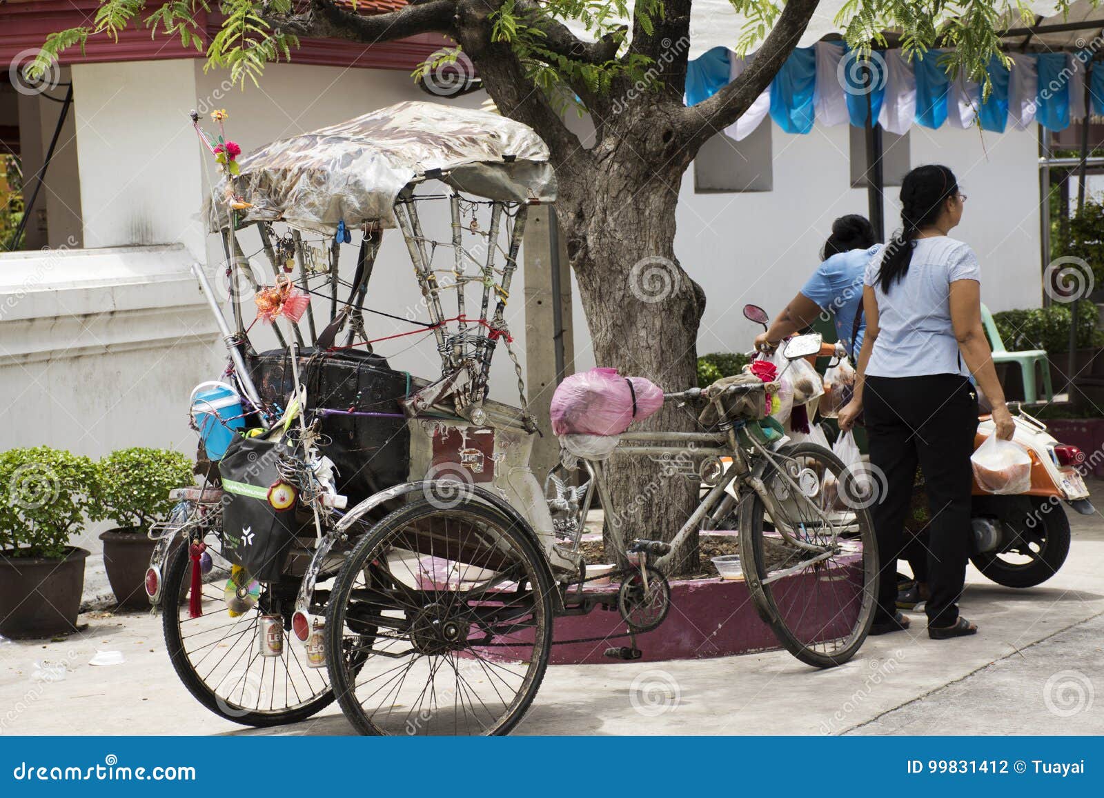 Bici Del Triciclo Del Vintage O Carrito Retra Del Estilo Tailandés Fotografía editorial - Imagen de triciclo, estilo: 99831412