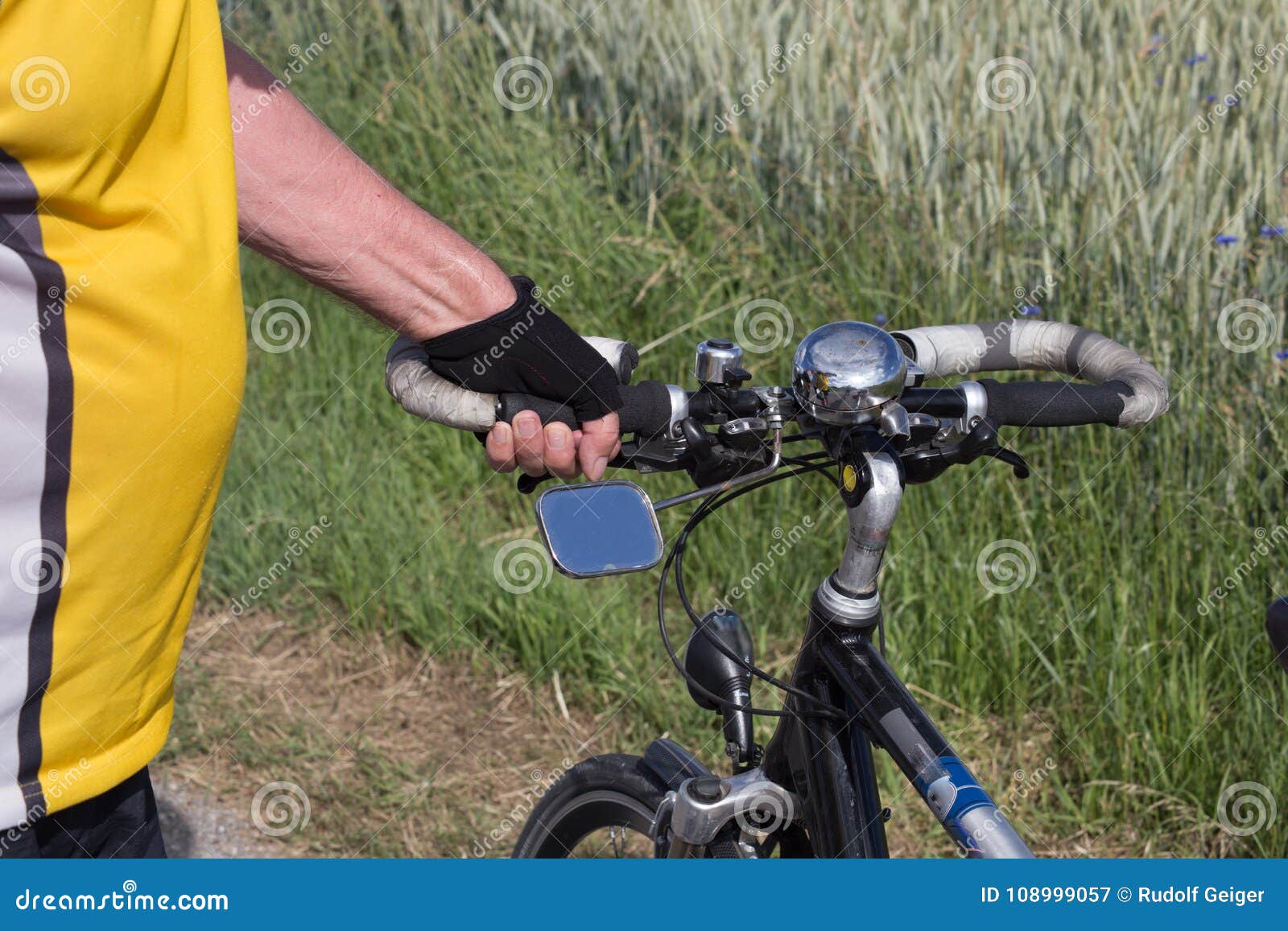 Bici e motociclista anziani. La bici ed il motociclista anziani in campagna rurale fra schwaebischgmuend e l'itinerario dello schorndorf hanno chiamato il kaiserstrasse in cui gli imperatori antichi hanno viaggiato avanti