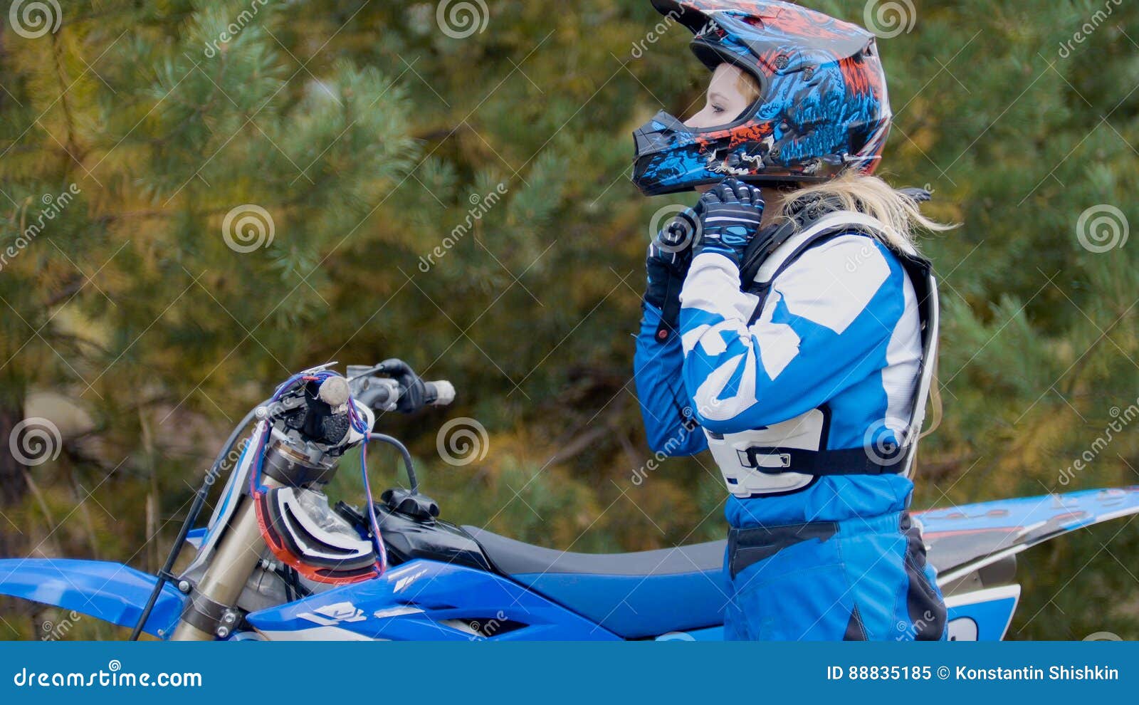 Motocicleta De Competência Amarela Na Trilha Do Motocross Fora Da