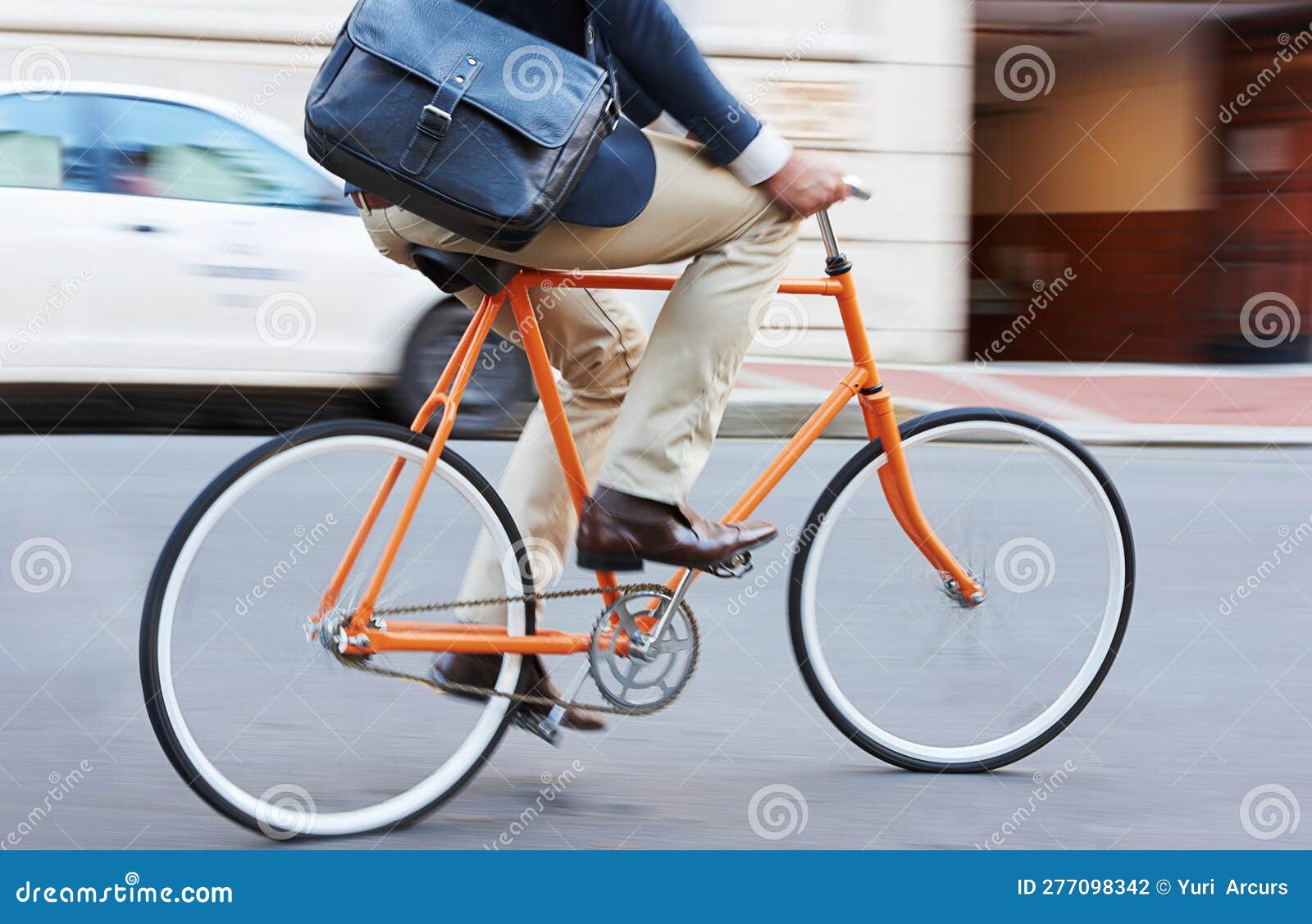 Bicicleta De Viaje Y Piernas De Un Hombre De Negocios En Una Carretera Para  Ir a Trabajar O Para Una Cita En Una Calle. Ciclo De H Foto de archivo -  Imagen