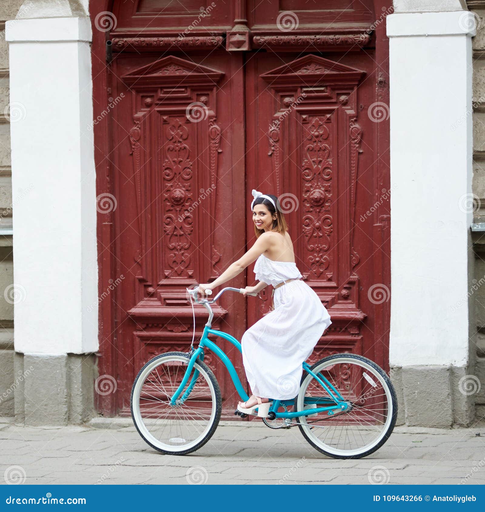 Bicicleta Del Montar A Caballo De La Mujer Joven En Las Calles De La Ciudad Foto De Archivo Imagen De Mujer Bicicleta Bicicleta Del Montar A Caballo De La Mujer Joven En Las Calles De La Ciudad Foto De Archivo Imagen De Mujer Bicicleta