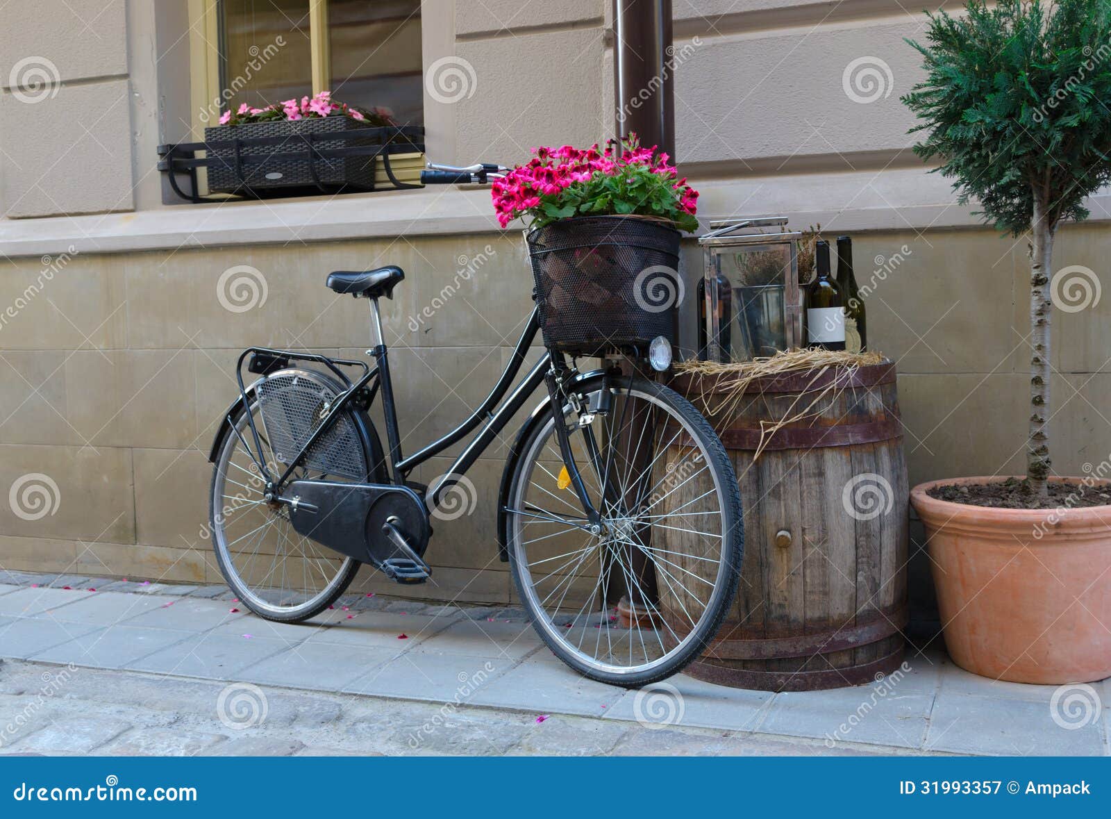 Bicicleta Con Cesta De Flores Bicicleta De Niña En El Centro Comercial Foto  de stock y más banco de imágenes de A la moda - iStock