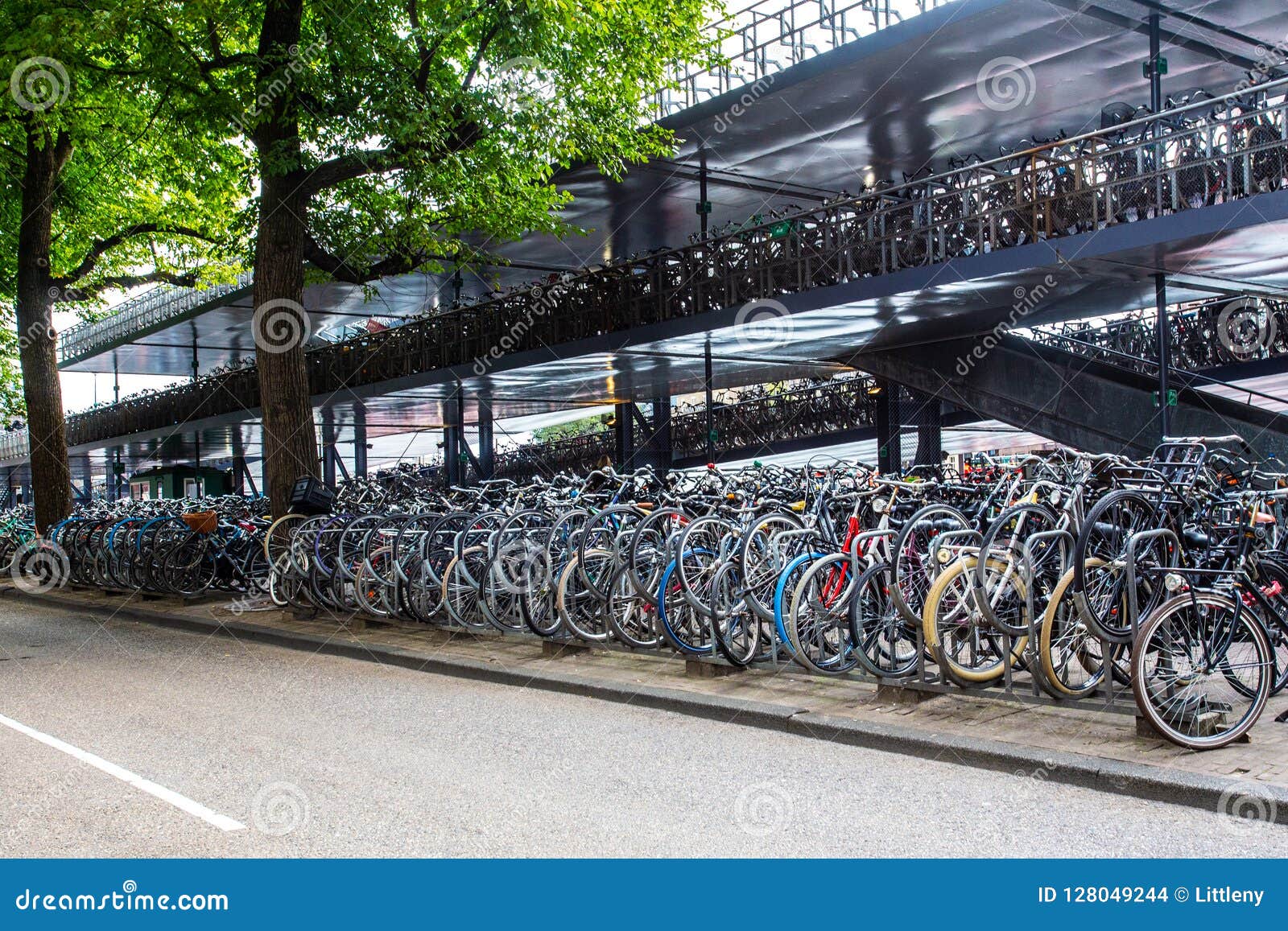 Bicicleta Que Parquea La Estación De La Central De Amsterdam Imagen de
