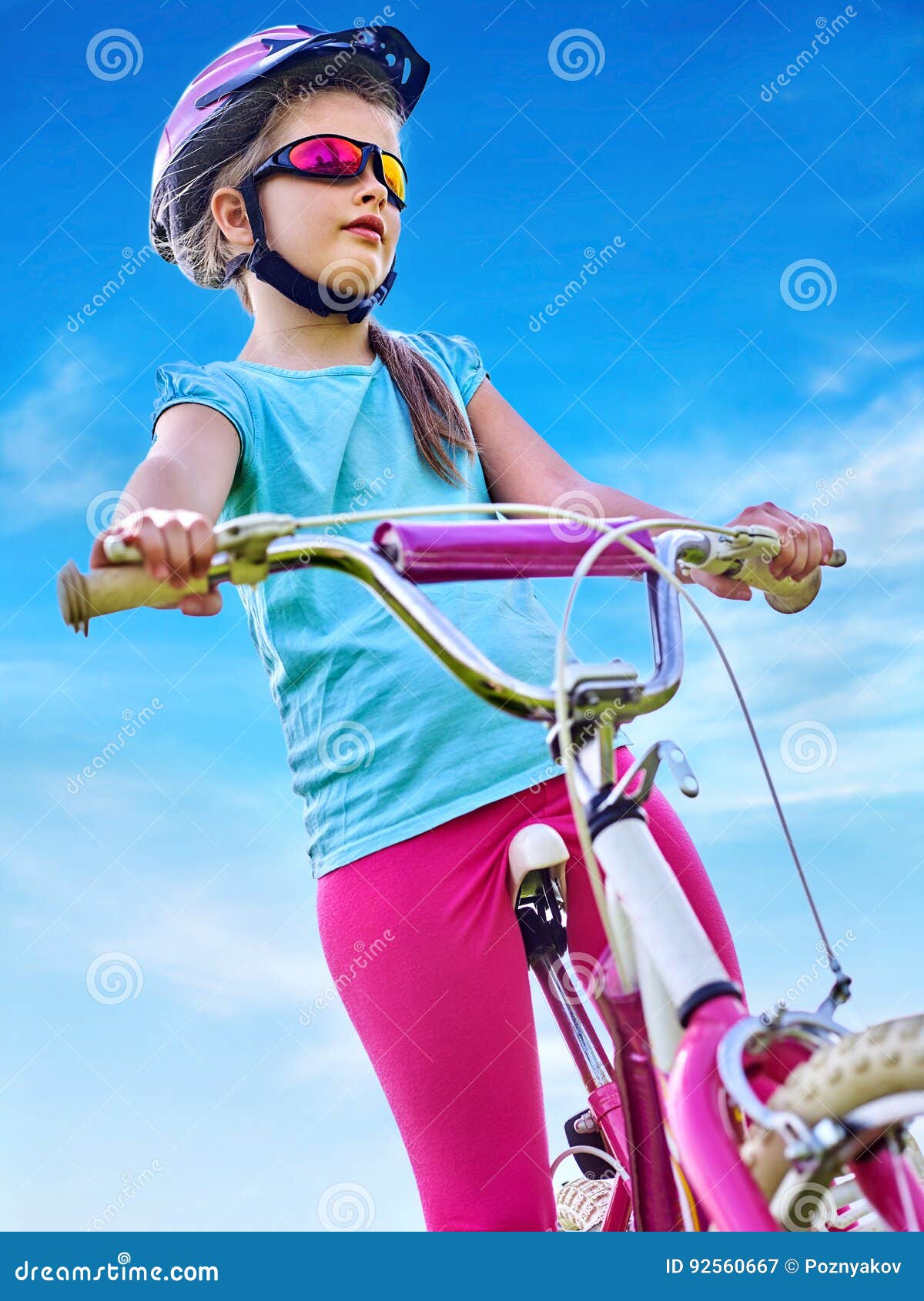 Bicicleta Que Viaja Del Niño En Gafas Del Arco Iris Y Casco En Parque  Imagen de archivo - Imagen de hembra, parque: 92560667