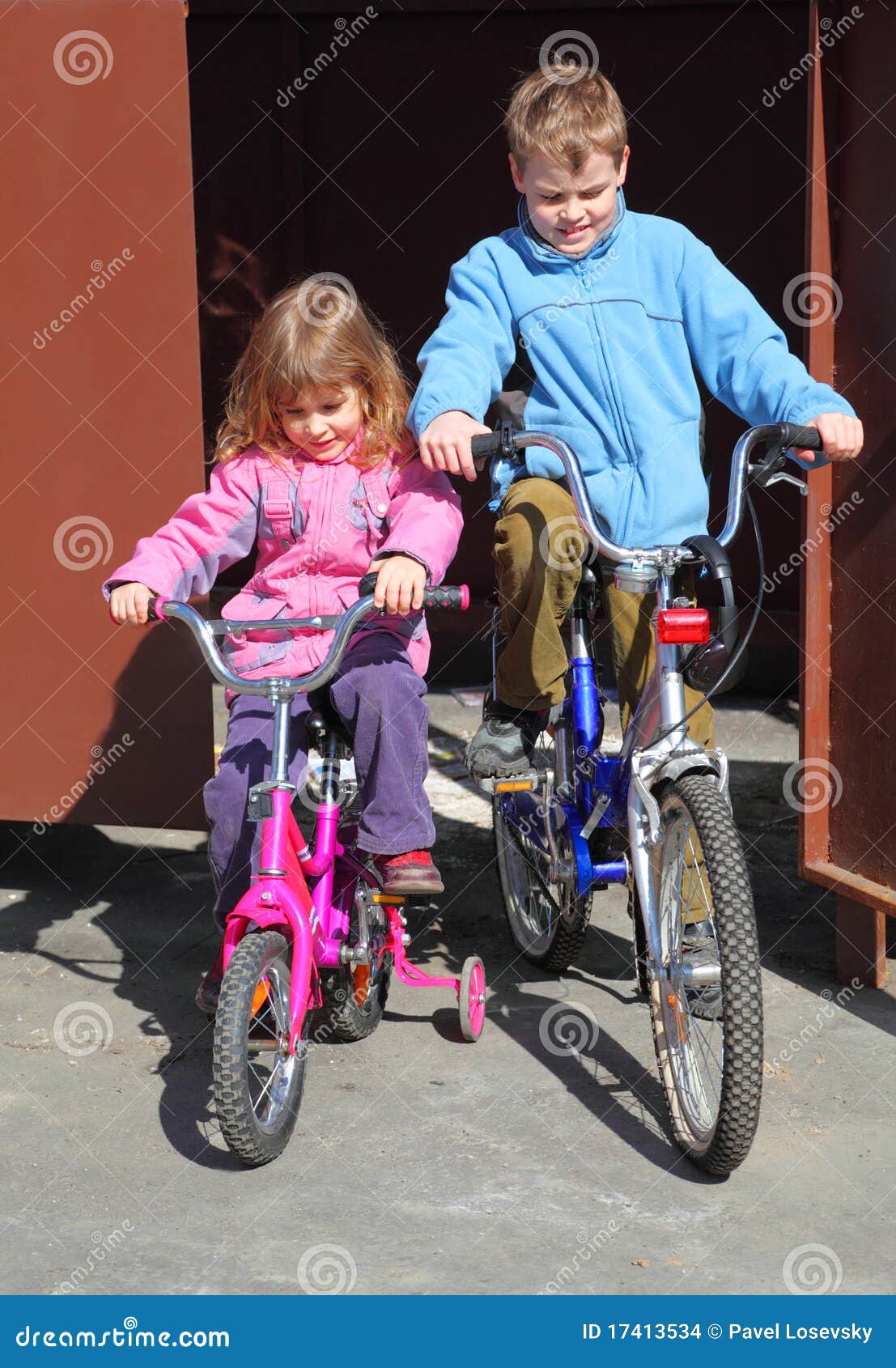 Sister ride. Сестры на велосипедах. Брат и сестра на велосипеде. Велосипед Bratan. Братья на велосипеде.