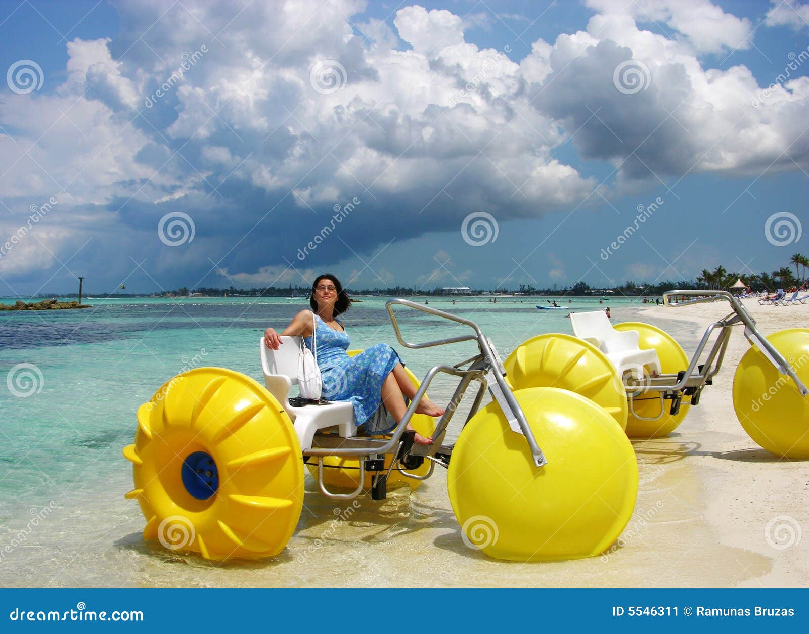 Bicicletas del agua imagen de archivo. Imagen de turistas - 5546311