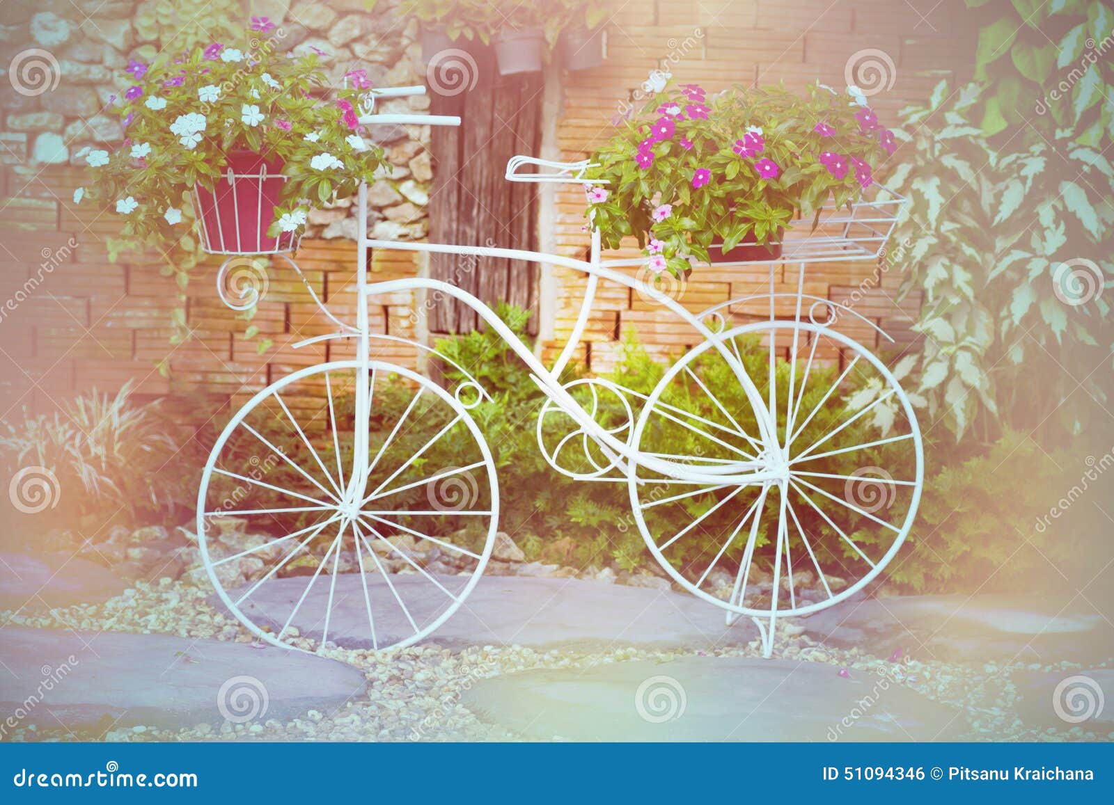 Bicicletta decorata con i fiori nel giardino fotografia stock ... Decorazioni decorazione Giardino
