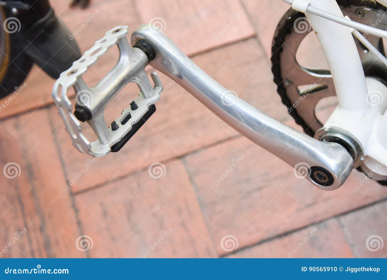 Elektricien Eerlijk op tijd Bicycle pedal stock photo. Image of chrome, human, road - 90565910