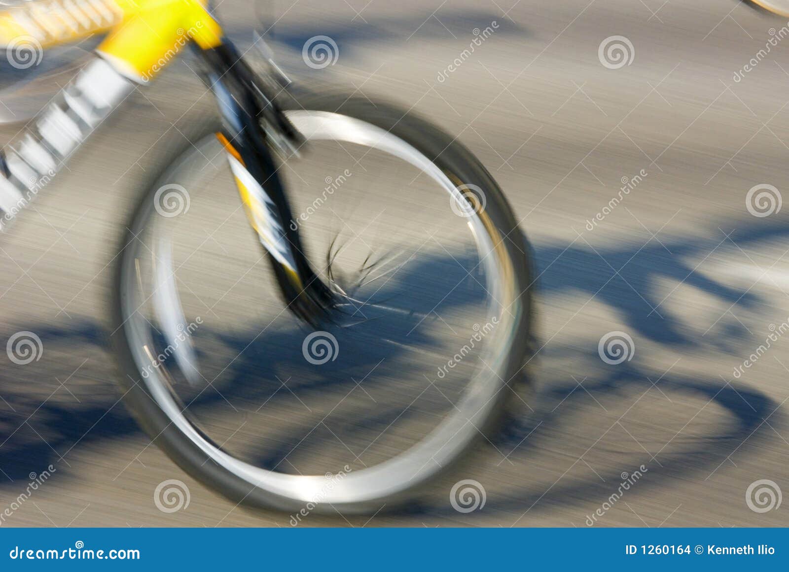 Mouvement filtré de la roue avant d'une bicyclette avec l'ombre du curseur