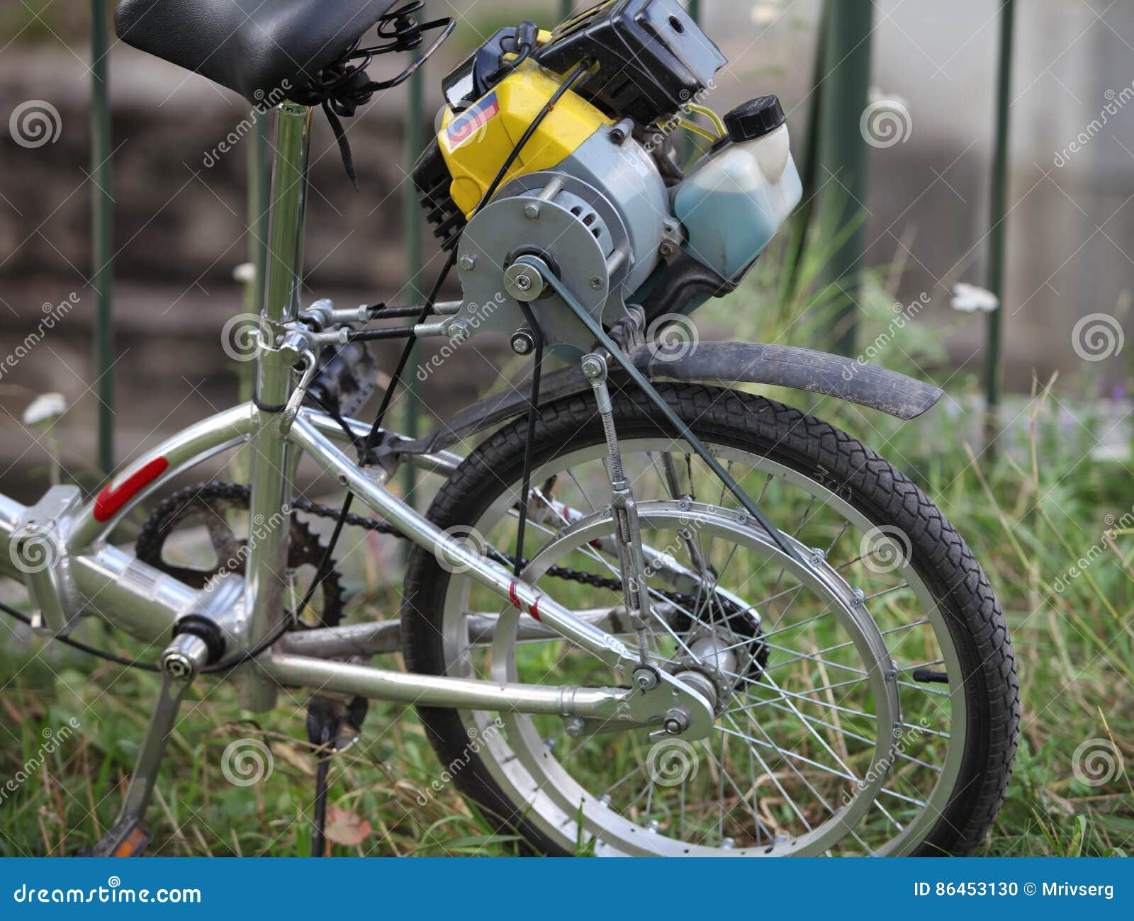 Bicyclette Avec Un Moteur De La Tondeuse à Gazon Photo stock - Image du  pelouse, course: 86453130