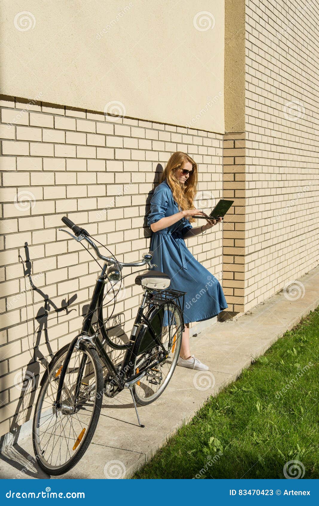 une blonde a bicyclette