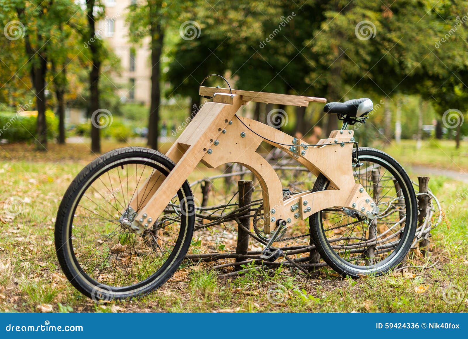 bicyclette avec jantes en bois
